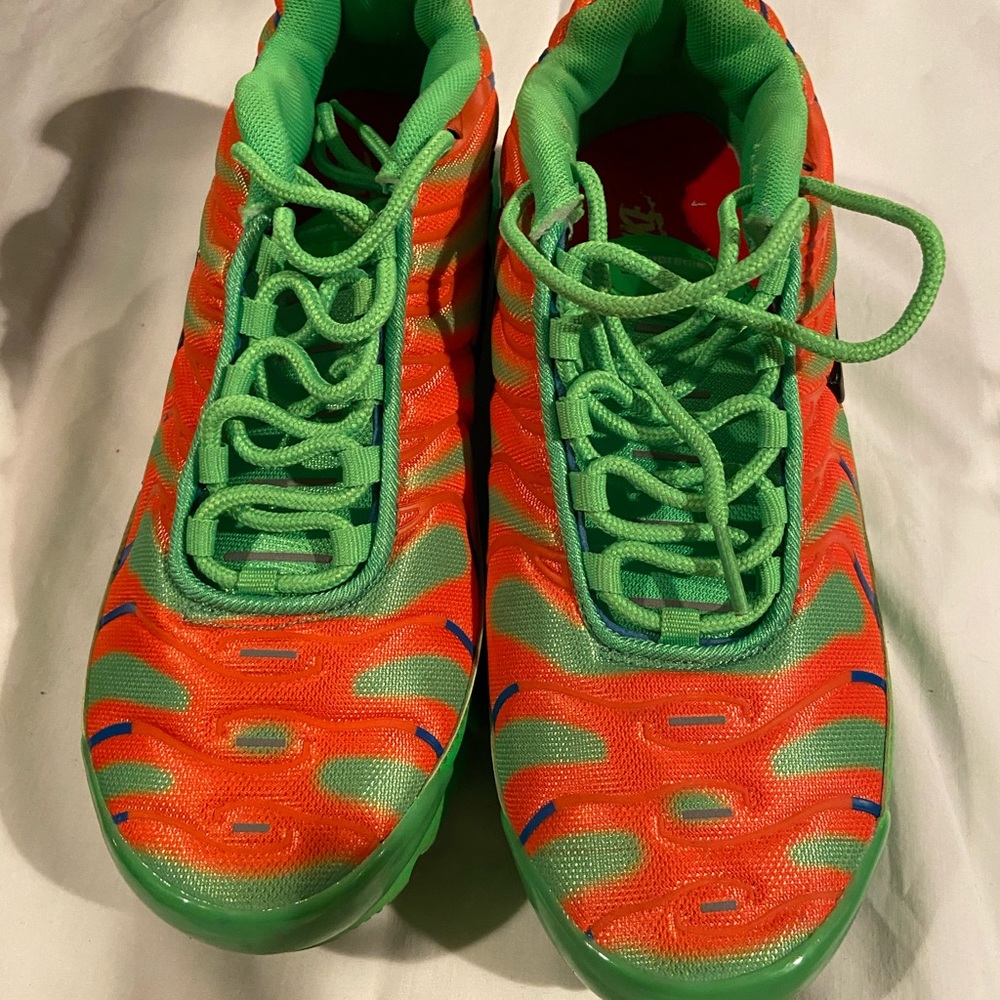 Green and orange had on one time with out fit still look new